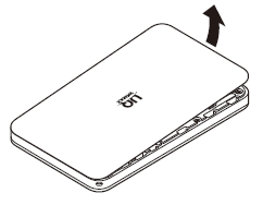 まずはau Micro IC Card（LTE）を機器に取り付けます。側面の凹部に指をかけ、矢印の方向に持ち上げて背面カバーを取り外します。